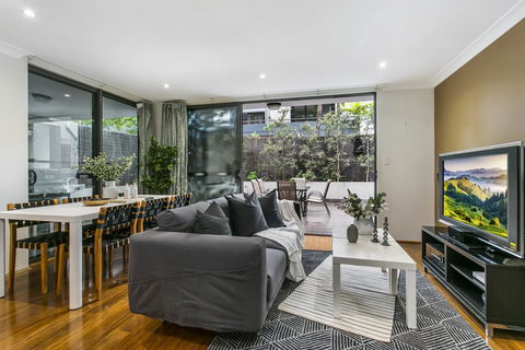 Large Unit Amid Inner-city Greenery Close To CBD - Hobart Tourism 0