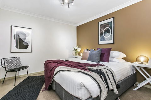 Large Unit Amid Inner-city Greenery Close To CBD - Hobart Tourism 1