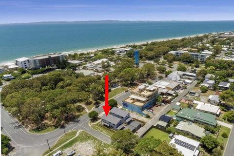 LAVISH BEACH HOUSE ON THE SURF SIDE! - Hobart Tourism 0