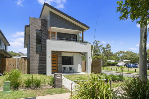 LAVISH BEACH HOUSE ON THE SURF SIDE! - Hobart Tourism 1