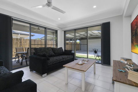 LAVISH BEACH HOUSE ON THE SURF SIDE! - Hobart Tourism 2