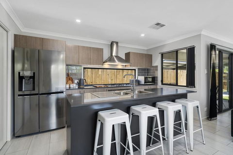 LAVISH BEACH HOUSE ON THE SURF SIDE! - Hobart Tourism 3