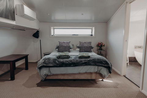 Lazy River Estate Boat House Villa - Hobart Tourism 1