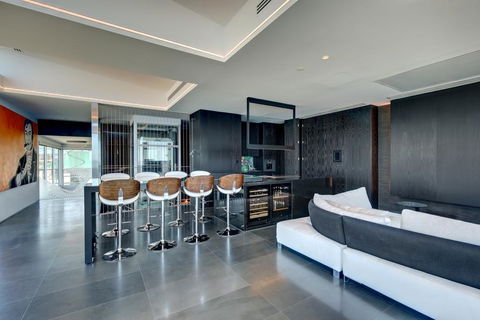 Luxe Haus - Hobart Tourism 0