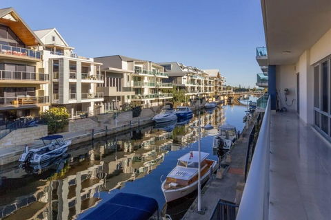 Luxurious Mandurah Marina Apartment - Tourism TAS 0