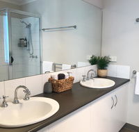 Luxury 4BR Home with KING Bed Lakes Entrance - Hobart Tourism