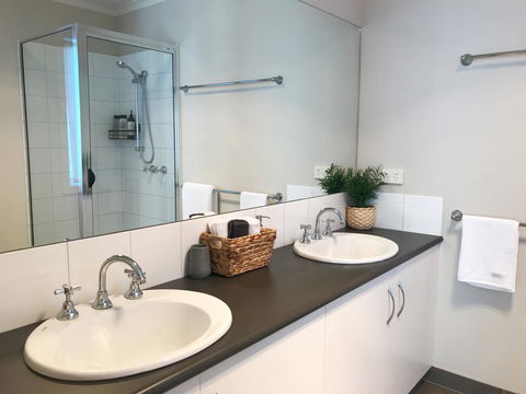 Luxury 4BR Home With KING Bed Lakes Entrance - Hobart Tourism 0
