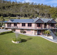 Luxury 6 Bedroom Home with Pool and Spa - Hobart Tourism
