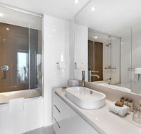 Luxury Hotel with Ocean View in Surfers Paradise - Hobart Tourism