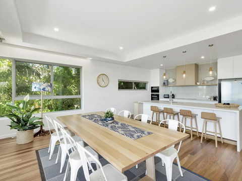 Luxury On Currumbin Beach - Hobart Tourism 1