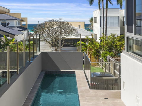 Luxury On Currumbin Beach - Hobart Tourism 3