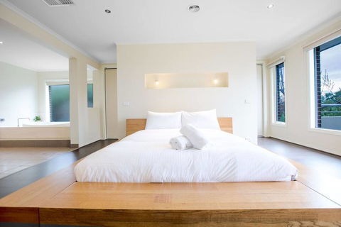 Magnificent Lux Stay@Mont Albert 4BR/WIFI/Garage - Hobart Tourism 0