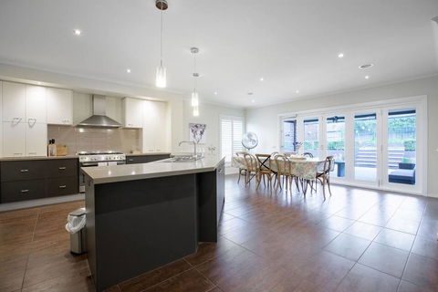 Magnificent Lux Stay@Mont Albert 4BR/WIFI/Garage - Hobart Tourism 3