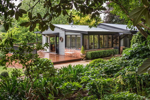 Magnolias On Mernda - Hobart Tourism 0