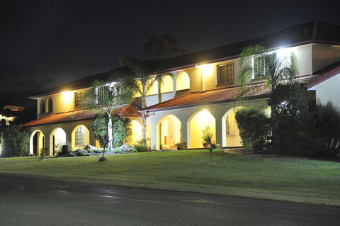 McNevins Warwick Motel - Tourism TAS 3