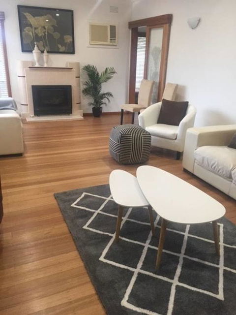 Melbourne Delightful & Comfortable Home. Sleeps 10. Walk To Train. 17 Km From CBD. - Tourism TAS 0