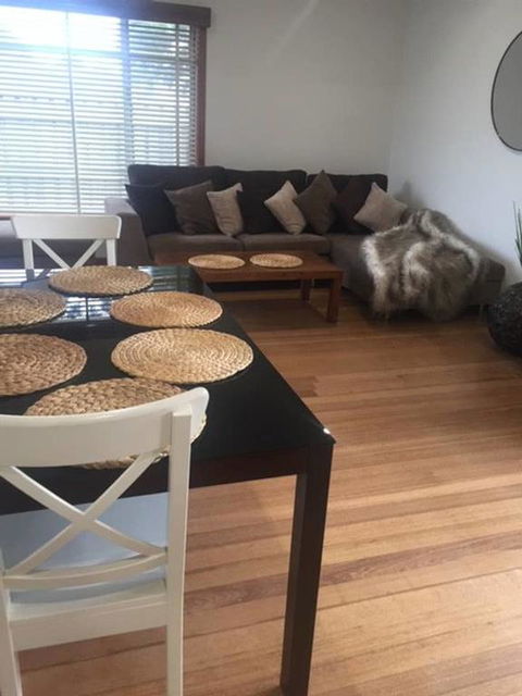 Melbourne Delightful & Comfortable Home. Sleeps 10. Walk To Train. 17 Km From CBD. - Tourism TAS 3