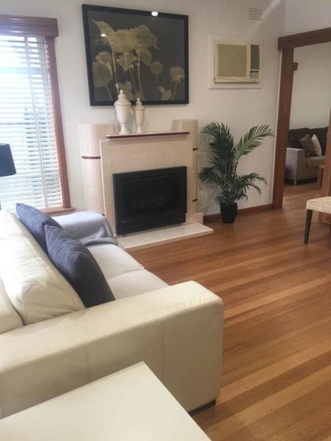 Melbourne Delightful & Comfortable Home. Sleeps 10. Walk To Train. 17 Km From CBD. - Tourism TAS 2