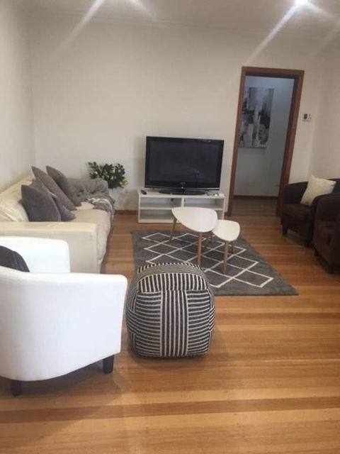 Melbourne Delightful & Comfortable Home. Sleeps 10. Walk To Train. 17 Km From CBD. - Tourism TAS 1