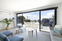 Mills Beach Retreat Luxury Family Retreat with hydrotherapy spa opposite beach walk to village