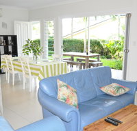 MODERN 3 BEDROOM APARTMENT IN TRADITIONAL QUEENSLANDER  PATIO LEAFY YARD POOL - Tourism TAS