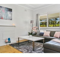 Modern Aus home on the edge of North Ryde Oval - Tourism TAS