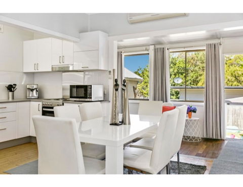 Modern Aus Home On The Edge Of North Ryde Oval - Tourism TAS 1