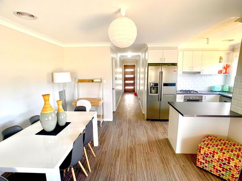 Modern Majestic - Everything You Need - Private Location - Hobart Tourism 0