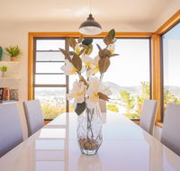 Moonah House-10 mins to CBD  MONA 4BR 2 BATH great view park 3 cars sleep 11 king bed en-suite - Hobart Tourism
