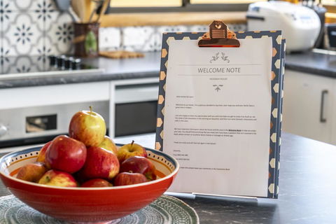 Moonah House-10 Mins To CBD & MONA, 4BR, 2 BATH, Great View, Park 3 Cars, Sleep 11, King Bed, En-suite - Hobart Tourism 2