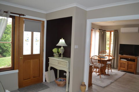 Mulberry Cottage Unique B&B Accommodation - Tourism TAS 2