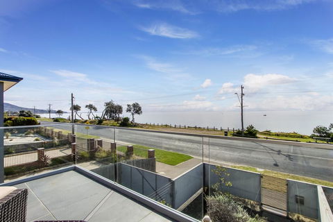 Nautilus 1 Luxury Retreat - Modern Beachfront Townhouse, WiFi, Water Views - Hobart Tourism 1