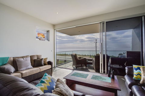 Nautilus 1 Luxury Retreat - Modern Beachfront Townhouse, WiFi, Water Views - Hobart Tourism 3