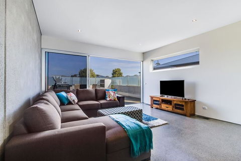 Nautilus 1 Luxury Retreat - Modern Beachfront Townhouse, WiFi, Water Views - Hobart Tourism 2
