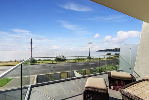 Nautilus 1 Luxury Retreat - Modern Beachfront Townhouse, WiFi, Water Views - Hobart Tourism 0