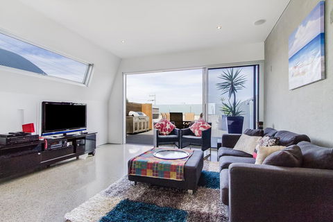 Nautilus 2 Luxury Retreat - Modern Beachfront Townhouse, WiFi, Water Views - Tourism TAS 3