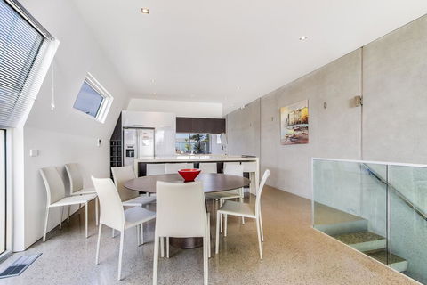 Nautilus 2 Luxury Retreat - Modern Beachfront Townhouse, WiFi, Water Views - Tourism TAS 0