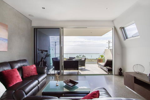 Nautilus 2 Luxury Retreat - Modern Beachfront Townhouse, WiFi, Water Views - Tourism TAS 1