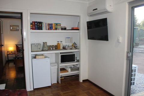 Jacaranda Hideaway Bed & Breakfast - Tourism TAS 4