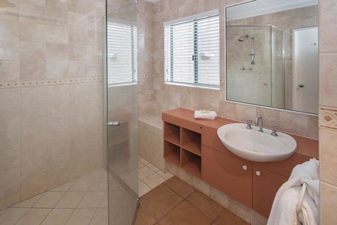 Bayshore Beachside Resort - Hobart Tourism 21