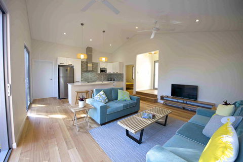 Sunny Blinco Street House - Tourism TAS 2