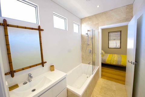 Sunny Blinco Street House - Tourism TAS 9