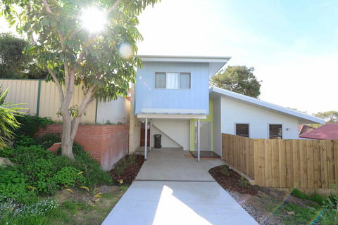 Sunny Blinco Street House - Tourism TAS 13