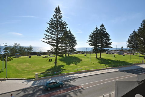 Mullaloo Beach Hotels & Apartments - Hobart Tourism 1