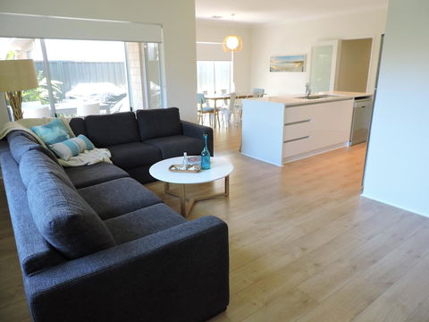 Contemporary Cove - Quindalup - Hobart Tourism 3