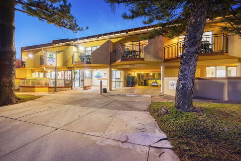 Cottesloe Beach Chalets - Hobart Tourism 6