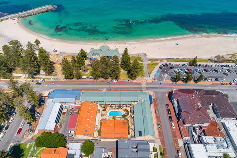 Cottesloe Beach Chalets - Hobart Tourism 12