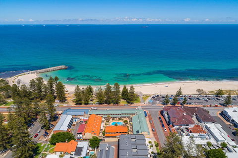 Cottesloe Beach Chalets - Hobart Tourism 13