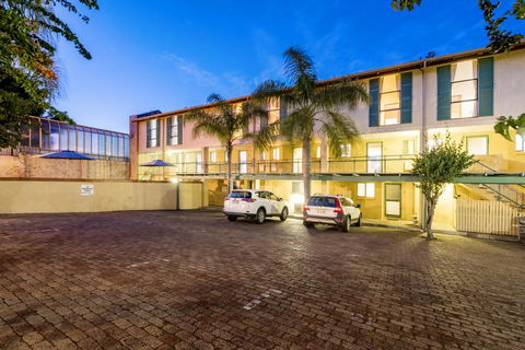 Cottesloe Beach Chalets - Hobart Tourism 9