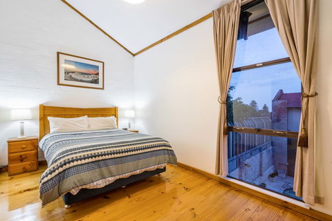Cottesloe Beach Chalets - Hobart Tourism 3